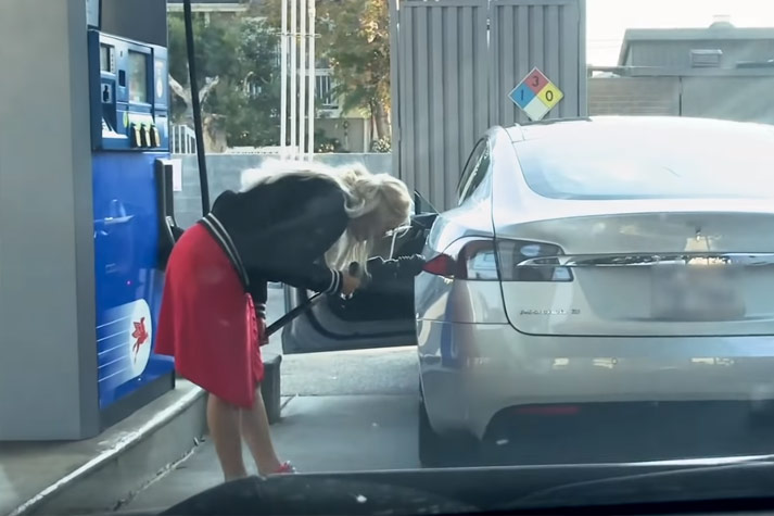VIRAAL: Dame probeert haar Tesla vol te tanken aan tankstation (video)
