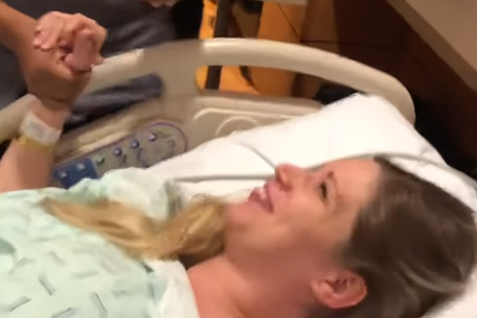 Hilarisch: Hoogzwangere vrouw ligt klaar om te bevallen. En dan begint ze samen met haar familie DIT te doen! (video)