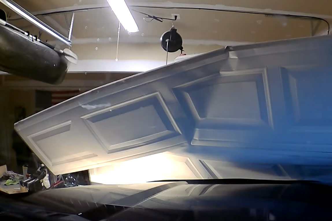 Zoon (15) mag na kort ritje de auto parkeren. Nu mag papa een nieuwe garagepoort kopen! (video)