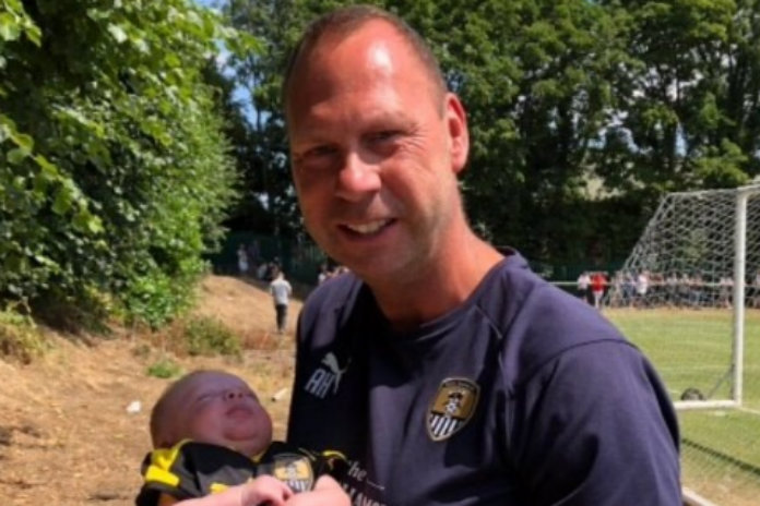 Eigenaar voetbalclub zet club te koop na plaatsen foto van penis