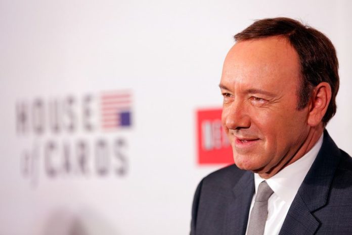 Kevin Spacey koopt pizza voor paperazzi