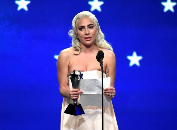 Lady Gaga neemt award in ontvangst voor filmdebuut