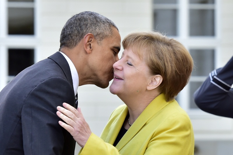 Zo kom je die gênante nieuwjaarskussen op je werk perfect door