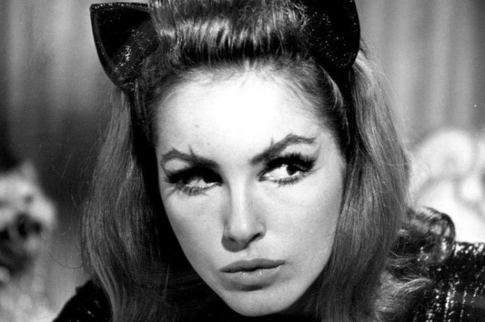 De uitvindster van shapewear is… Catwoman!