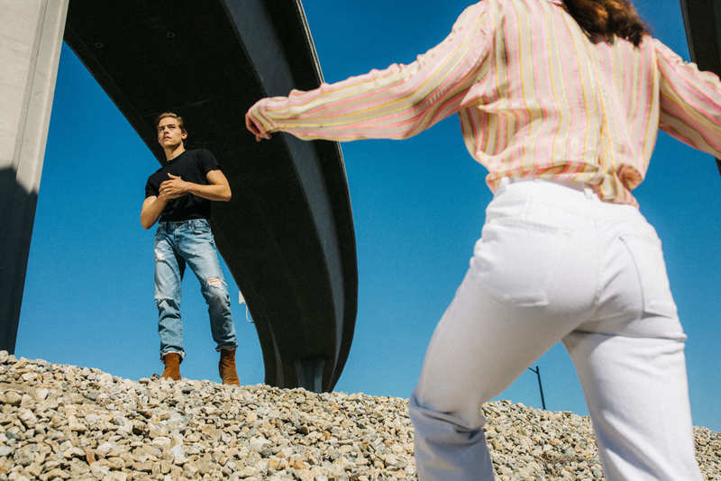 IN BEELD. Cole Sprouse fotografeert broer Dylan voor campagne