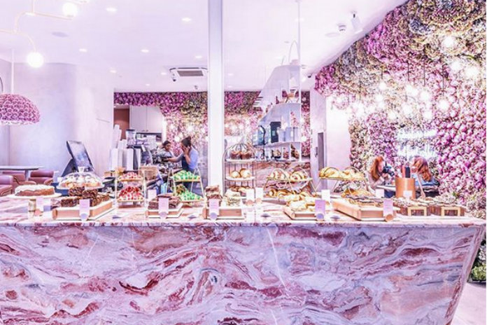 In dit Londense café zie je het leven door een roze bril