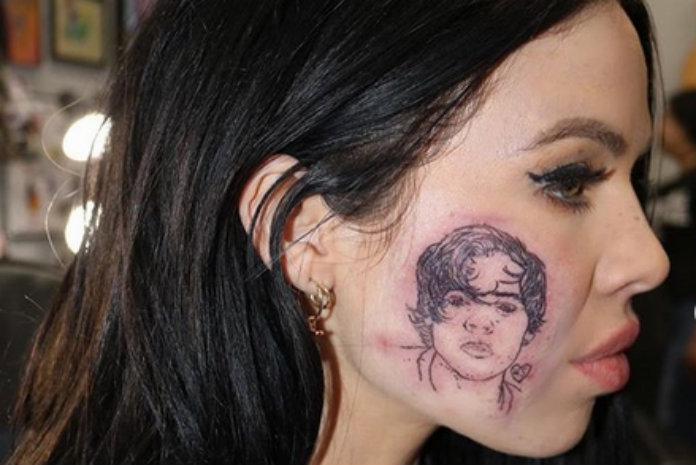 Fan laat Harry Styles op haar gezicht tatoeëren