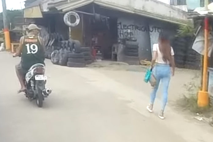 Man op scooter staart naar derrière van bevallige dame. En dan grijpt karma in! (video)