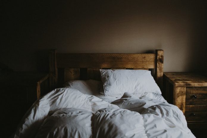 Bizar. Vrouw trouwt met een donsdeken