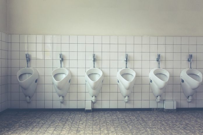 Plassen op een openbaar toilet: do’s en don’ts voor mannen