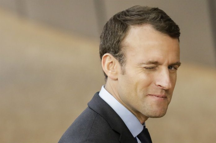 Le Monde vergelijkt president Macron met Adolf Hitler