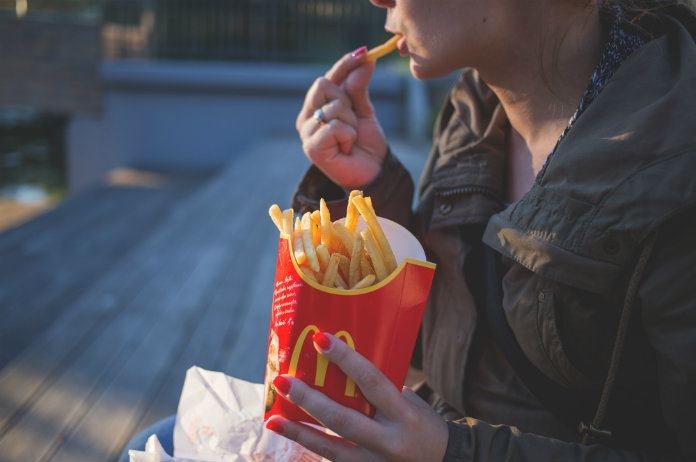 Met deze tip mors je geen ketchup meer als je frietjes eet