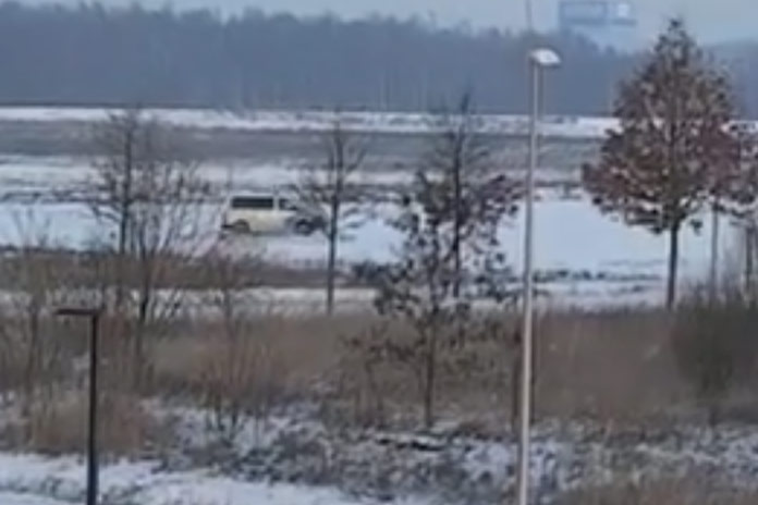 Ook deze agenten amuseren zich met combi in de sneeuw (video)