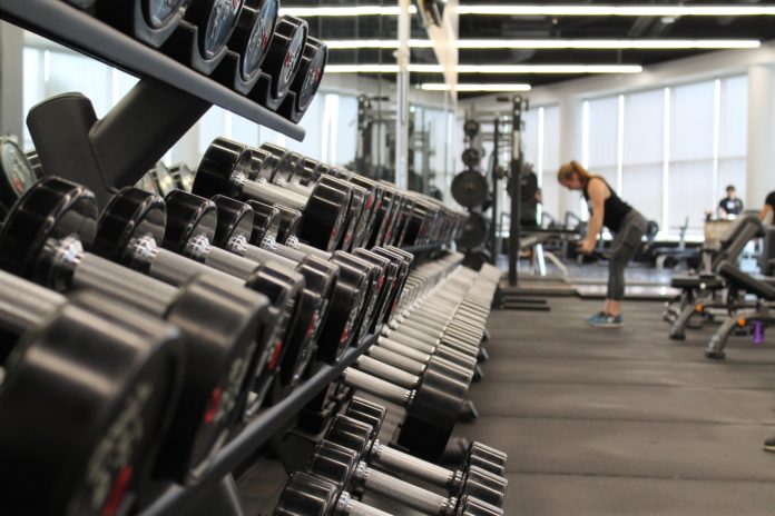 Vrouw in de gym wordt aangesproken op ongepaste kledij