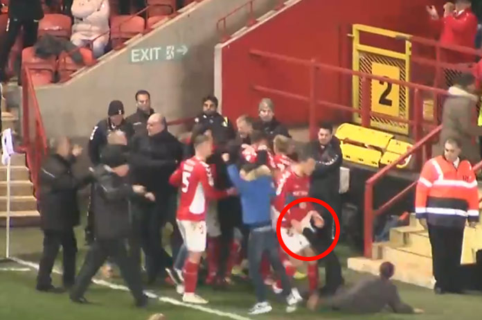 Té enthousiaste supporter trapt vol in klokkenspel van voetballer (video)