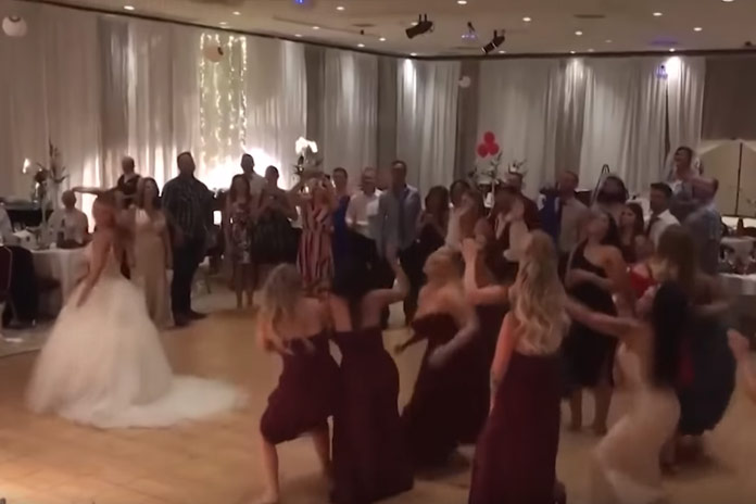 Dames gaan massaal op hun bek voor het bruidsboeket (failcompilatie)