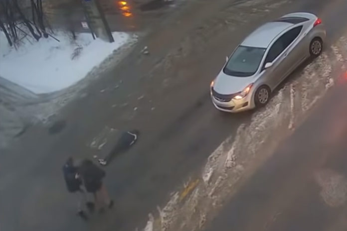 Man valt hard op gladde weg. Hem helpen blijkt ZEER moeilijk! (video)