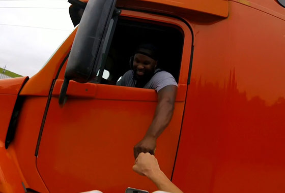 Trucker en fietser komen er met de schrik vanaf. En daar zijn ze meer dan blij om! (video)