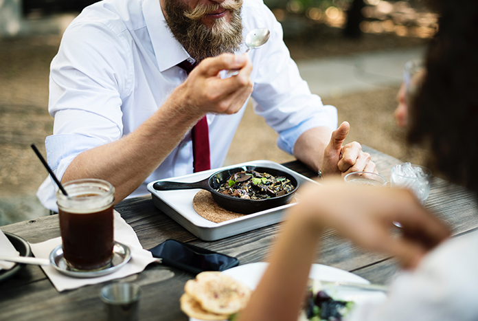 Een derde van de Belgen slaat middagpauze over