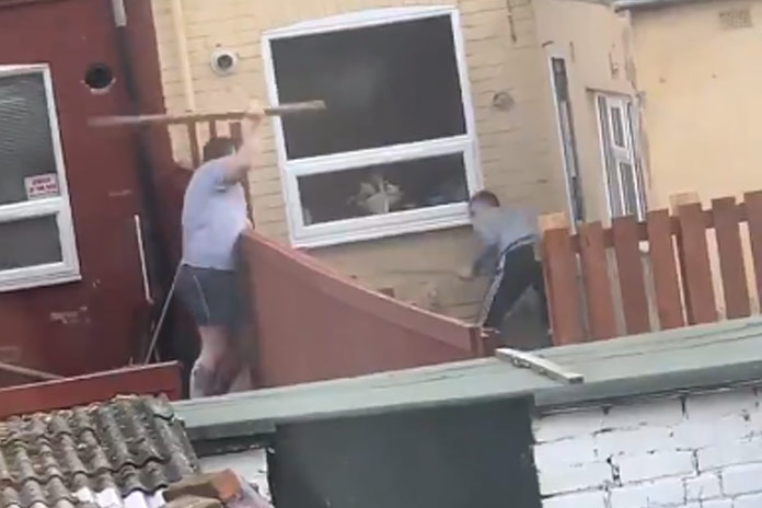 Deze hallucinante burenruzie gaat momenteel viraal (video)