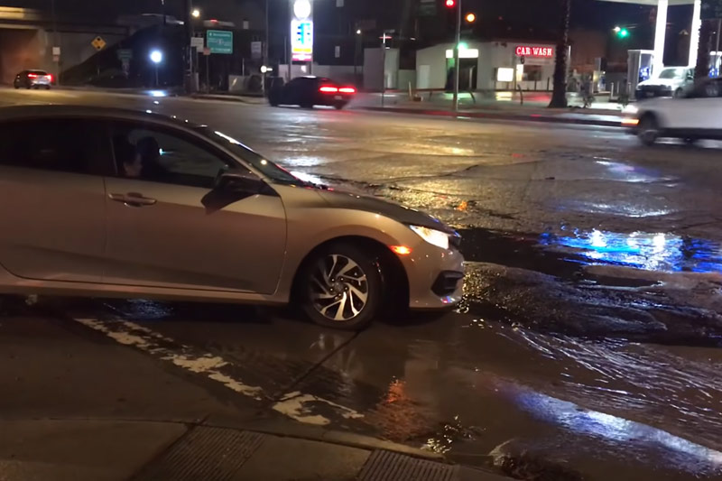 Deze put in de weg zorgt voor de nodige problemen (video)