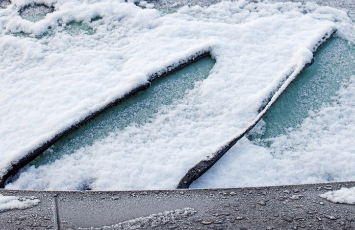 Man ontdooit bevroren autoruit op deze snelle, doch vuile manier (video)