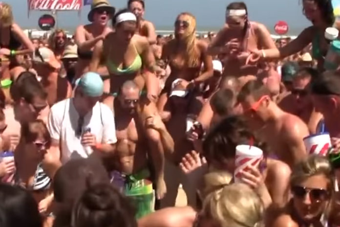 Stagediven doe je beter als het publiek ook bij de pinken is (failcompilatie)