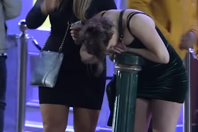 ’t Was een stevige oudejaarsnacht in Birmingham: van straalbezopen dames tot agressieve heren (video)