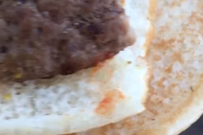 Hij nam al enkele happen voor hij deze walgelijke ontdekking deed in zijn hamburger (video)