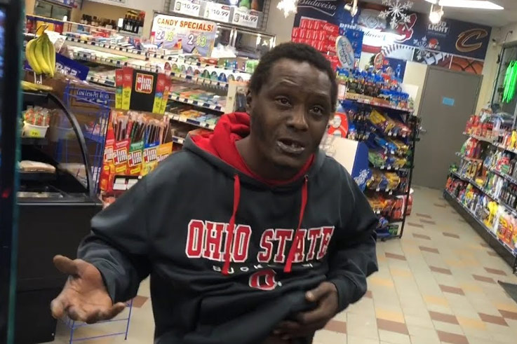 Geniaal: Winkelbediende gijzelt autosleutels van dief tot ie betaald heeft (video)