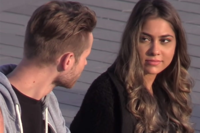 Heerlijk gênant: Hij probeert met zeer hoge stem vrouwen te versieren (video)