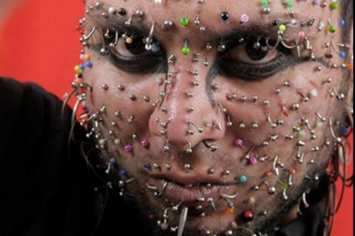 Man met 271 piercings in het gezicht wil eigen wereldrecord verbeteren