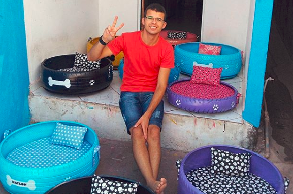 Braziliaan gebruikt oude autobanden om dierenmanden van te maken