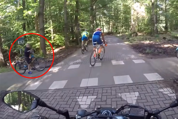 Motard zet asociale wielertoeristen stevig op hun plek (video)