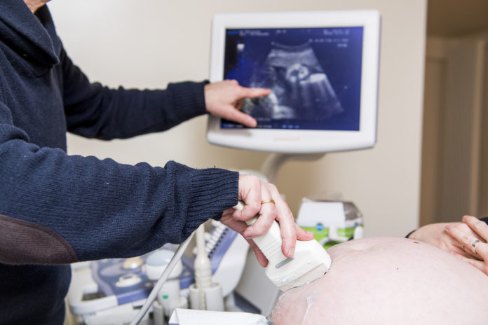 Vandeurzen gaat zwangere vrouwen screenen op mentale problemen