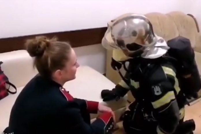 Brandweerman gaat tijdens ‘oefening’ op de tast op zoek naar slachtoffers. Maar dan doet zijn vriendin DIT! (video)