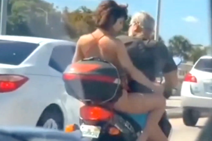 Dame scheert rustig haar benen op…scooter (video)