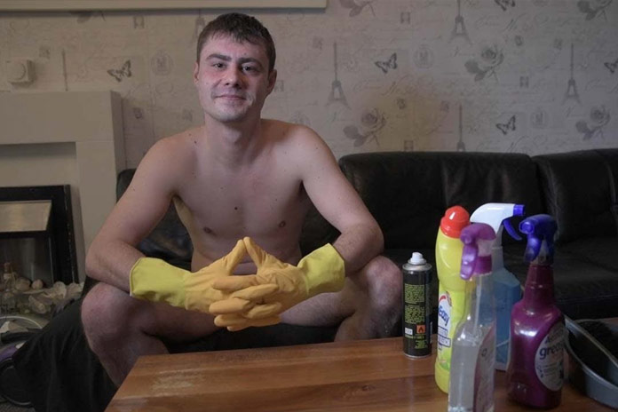 Voormalige bouwvakker verdient nu zijn brood als NAAKTE kuisman (video)