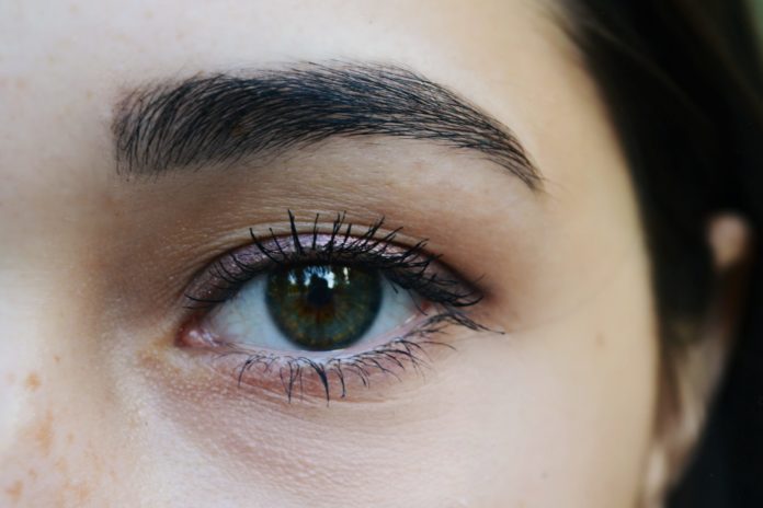 LIFEHACK. Met dit middeltje geef je vorm aan je wenkbrauwen