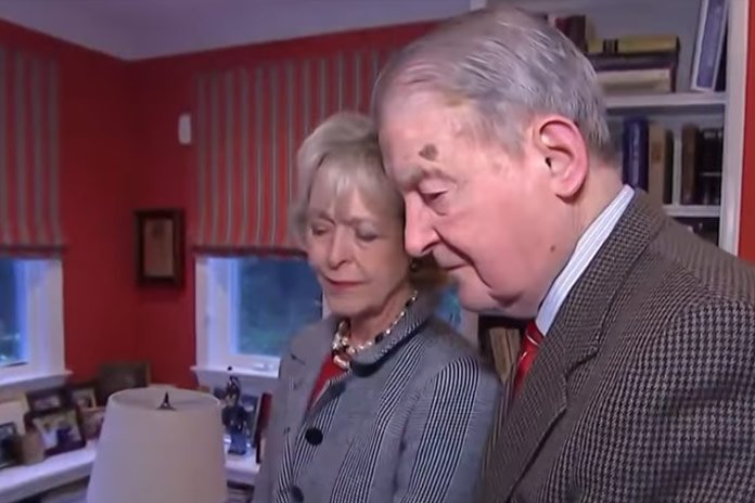 Scammer probeerde ex-directeur van de CIA en FBI via telefoon op te lichten. Dat was NIET zijn beste plan! (video)