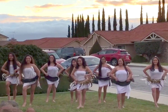 Dames schudden met hun billen om geslacht van baby te onthullen (video)