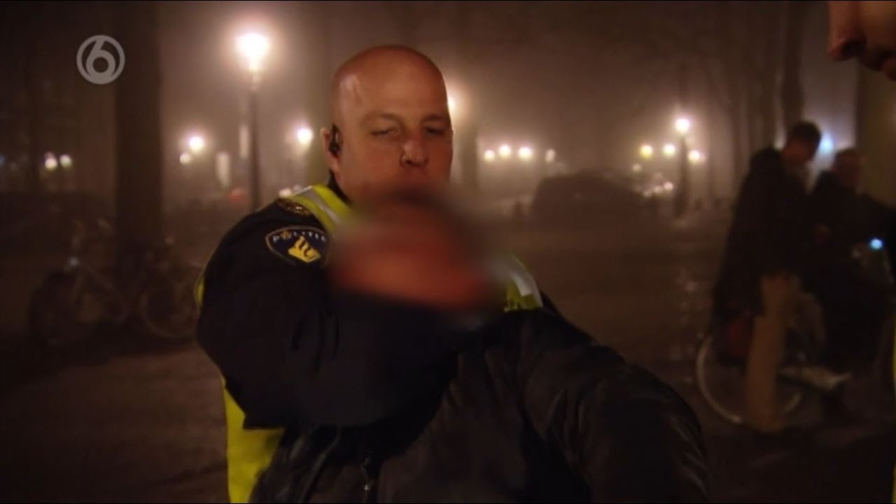 VIDEO. Dronken man scheldt politie uit en krijgt meteen spijt