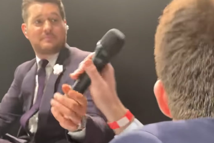 Zanger geeft microfoon aan fan. Dat blijkt een GEWELDIG idee te zijn! (video)