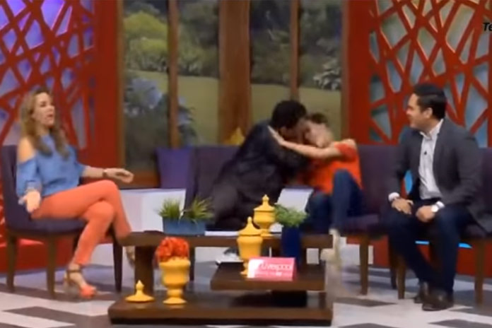 Presentatrice woedend nadat politicus haar probeerde te kussen: “Mijn vriend zal je een pak rammel geven” (video)