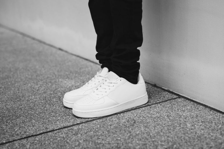 Zo krijg je je sneakers opnieuw stralend wit