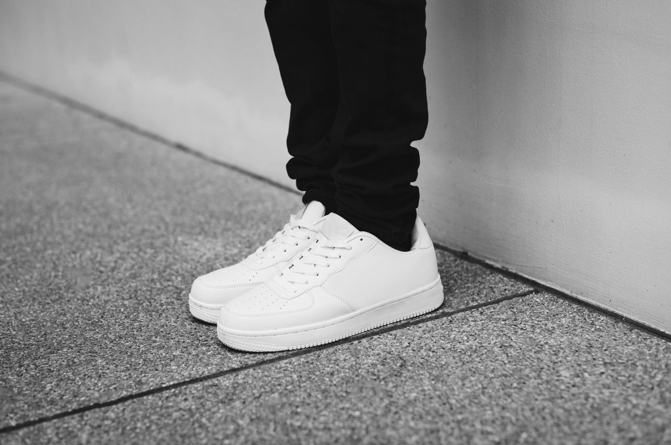 Zo krijg je je sneakers opnieuw stralend wit