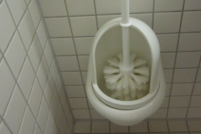 Zo vaak moet je dus je WC-borstel schoonmaken