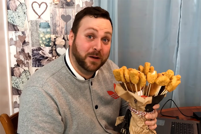 HILARISCH: Ze geeft het ideale valentijnsboeket aan haar man (video)