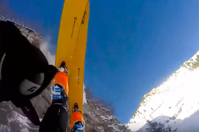 Skiër kan deze lelijke val van 45(!) meter nog navertellen (video)