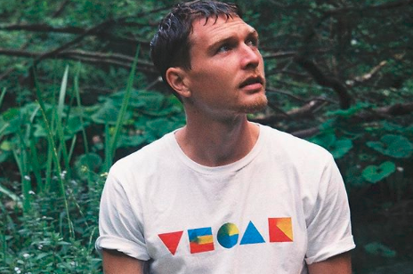 Veganistisch rolmodel eet weer vlees en fans zijn woest